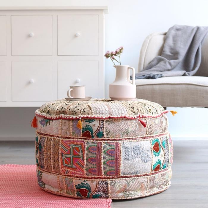 patchwork pouf model z različnimi kosi pisane tkanine z etničnimi vzorci, etnično in eksotično dekoracijo dnevne sobe