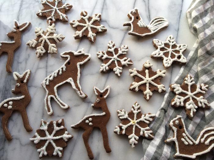 kahverengi renk taklit zencefilli şeker ile yıldızlar ve ren geyiği ile Noel temasında tuzlu hamur dekoratif objeler