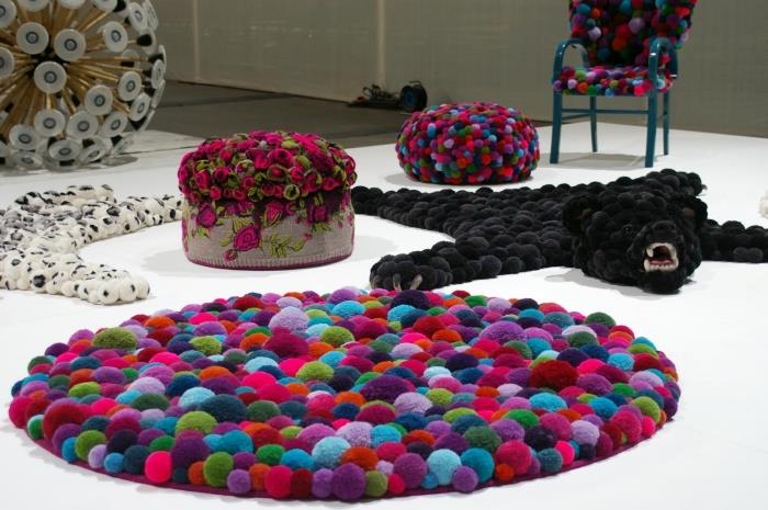 ponponlarla ne yapılır, ponponlardan kendin yap dekoratif elemanlar, yapımı kolay bir ponpon kilim örneği