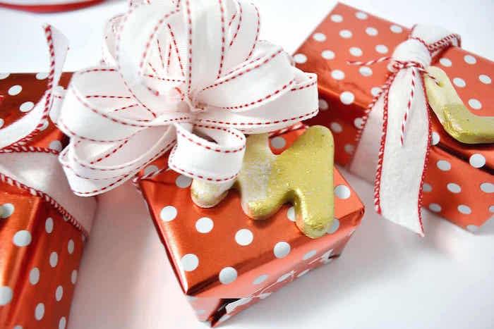 Paketler ve kurdeleler olarak tuzlu hamur yapmak için küçük Noel dekorasyon nesneleri fikri