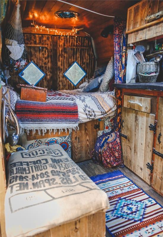 tekstilni predmeti etnični vzorci svetlobni venec leseni strop predelani kombi notranjost karirana boemska deko blazine