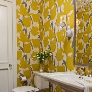 トイレの黄色い壁紙