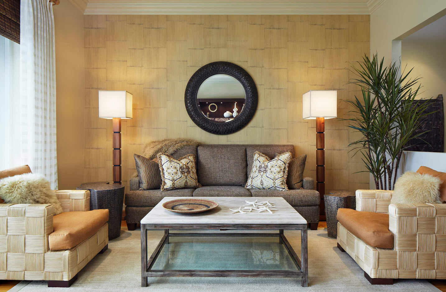 Elegir papel tapiz para una sala de estar moderna.