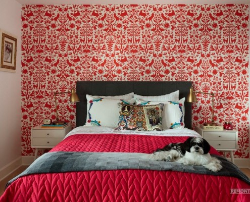 Tono rojo brillante en el papel tapiz del dormitorio.