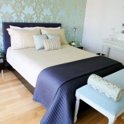 Interior del dormitorio con papel tapiz azul