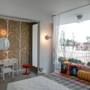 Papel pintado marrón con adornos florales