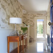 El papel tapiz con un patrón grande sirve como un elemento decorativo brillante en el interior.