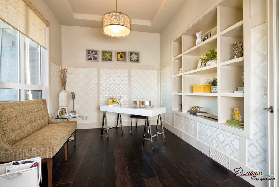 Para una habitación pequeña, la mejor opción es la decoración de paredes ligeras.