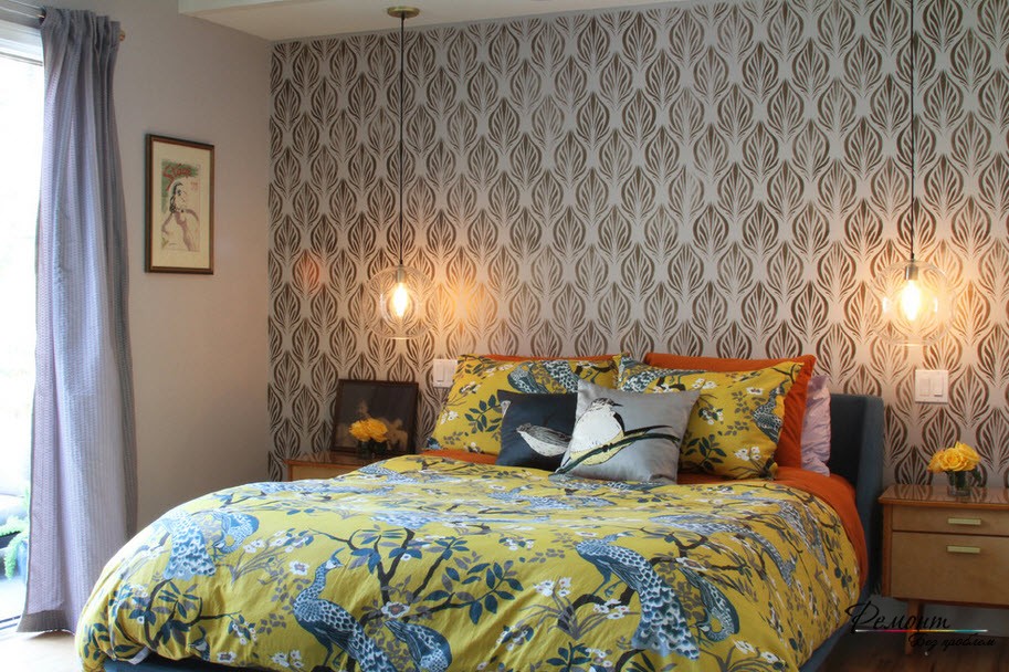 Papel pintado con motivos florales en el interior del dormitorio.