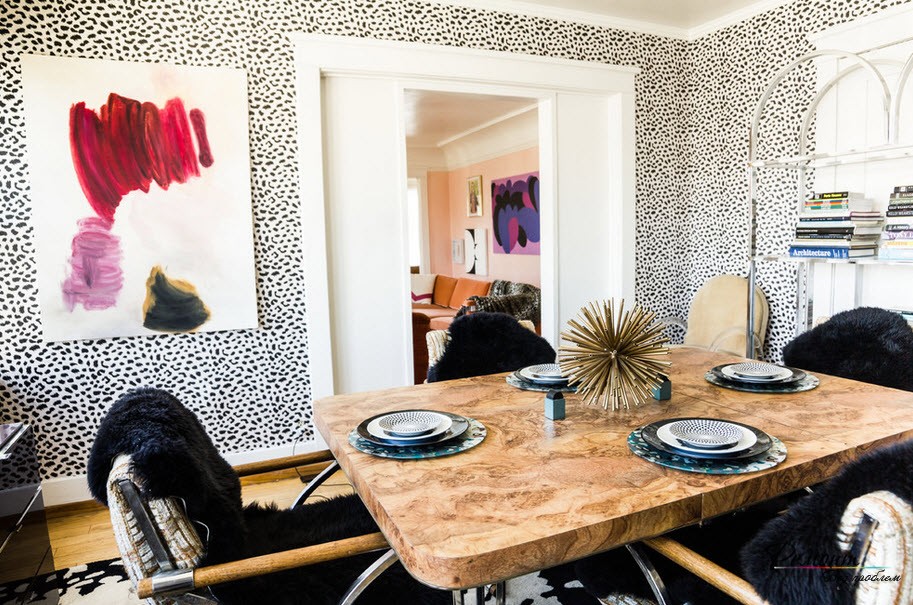 Papel tapiz con un patrón pequeño, en armonía con el interior general de la habitación.