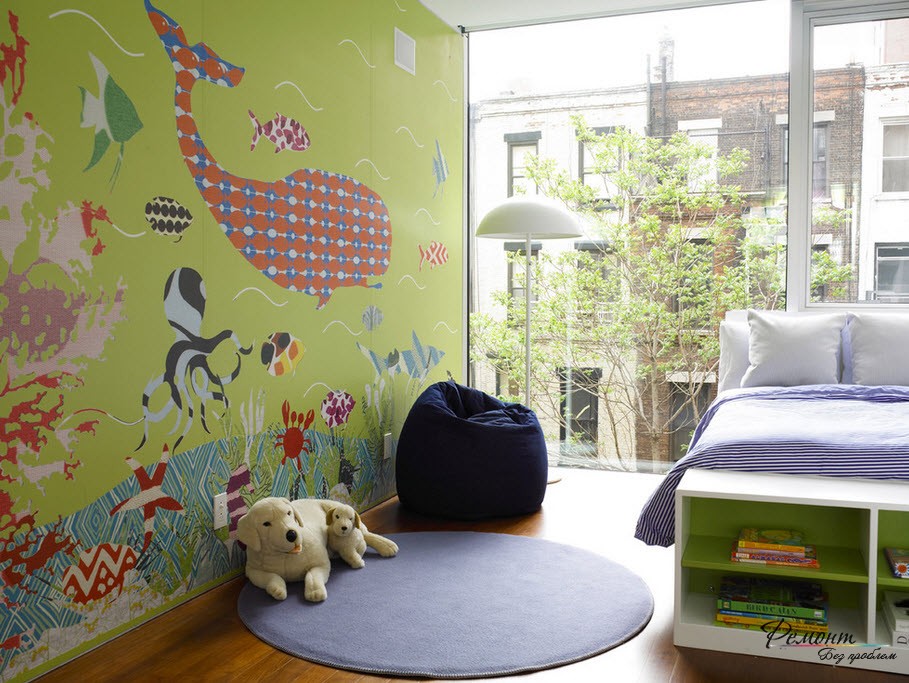 Para la habitación de los niños, el papel tapiz divertido con un patrón es la mejor opción.