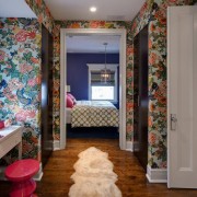 El estampado floral jarkyi anima el diseño de la habitación a la perfección