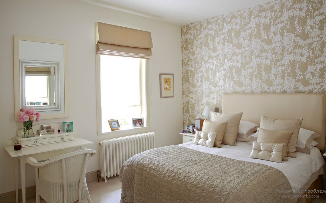 Quarto com papel de parede combinado