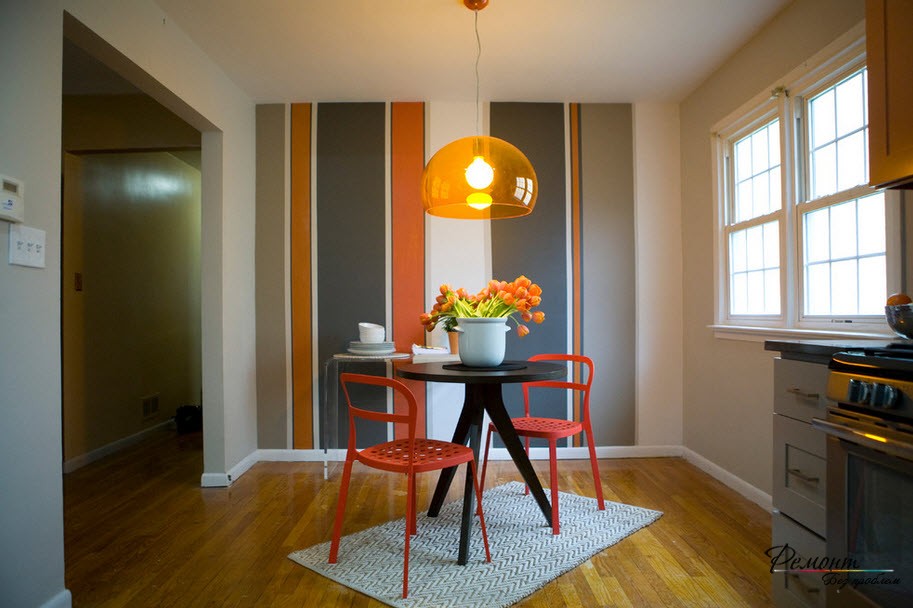Uma parede decorada com diferentes espessuras de listras coloridas