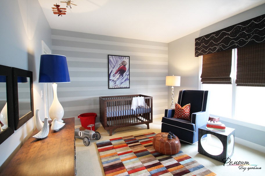 Uma parede decorada com listras horizontais de baixo contraste