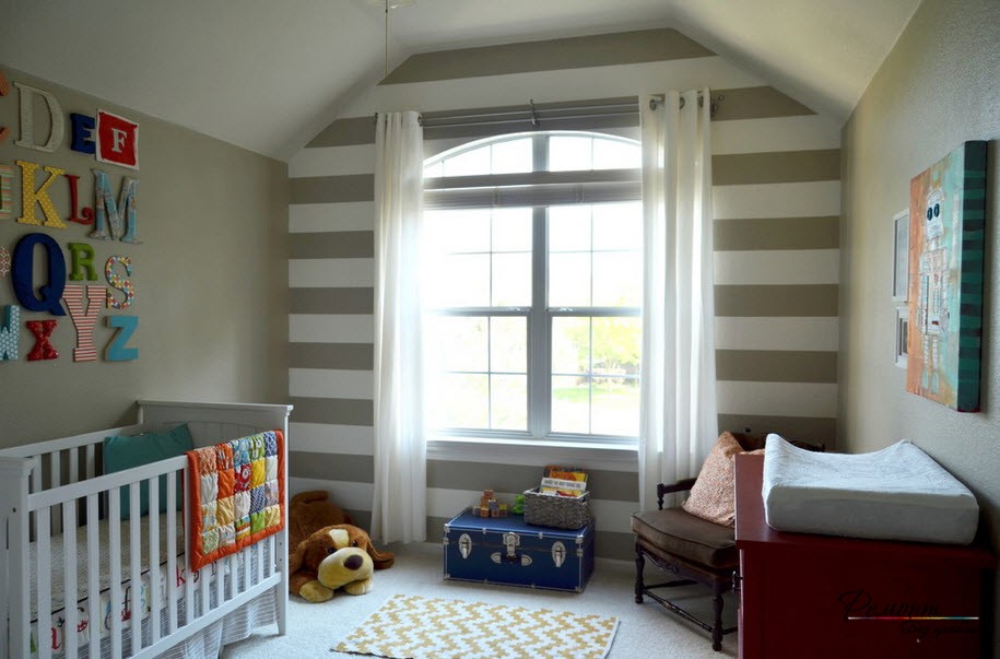 Uma parede do berçário decorada com listras