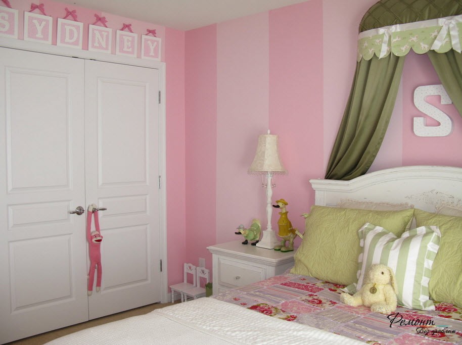 壁の淡いピンクのストライプが女の子の部屋のインテリアにロマンスと優しさを生み出します