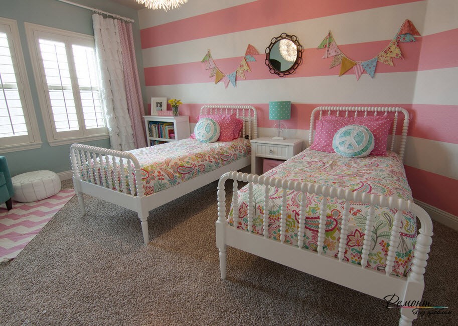 壁に淡いピンクの縞模様のある女の子の部屋のロマンチックな設定