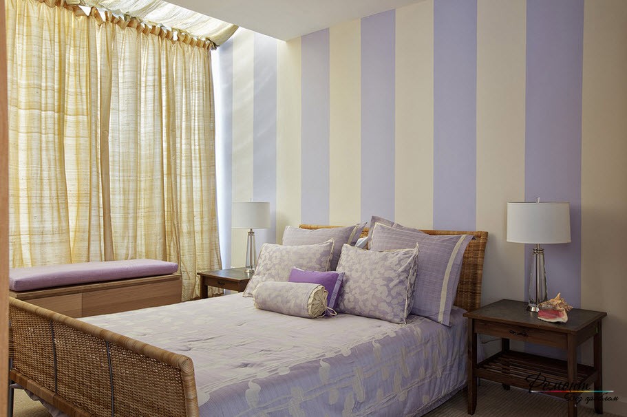 Quarto com papel de parede listrado claro nas paredes