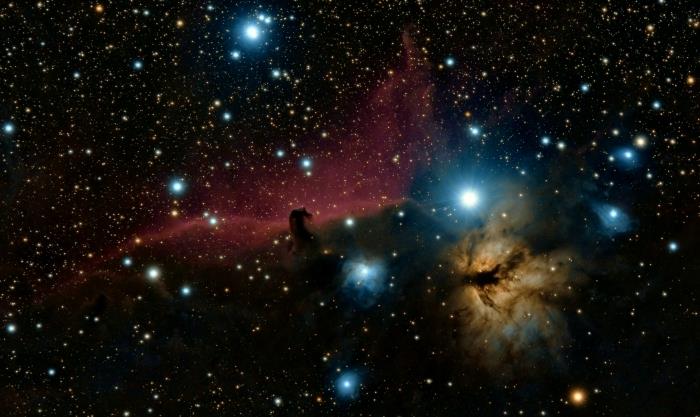 kosmoso tapetai kompiuteriui, juodos erdvės vaizdas su žvaigždėmis ir šviesos reiškinys ūko pavidalu