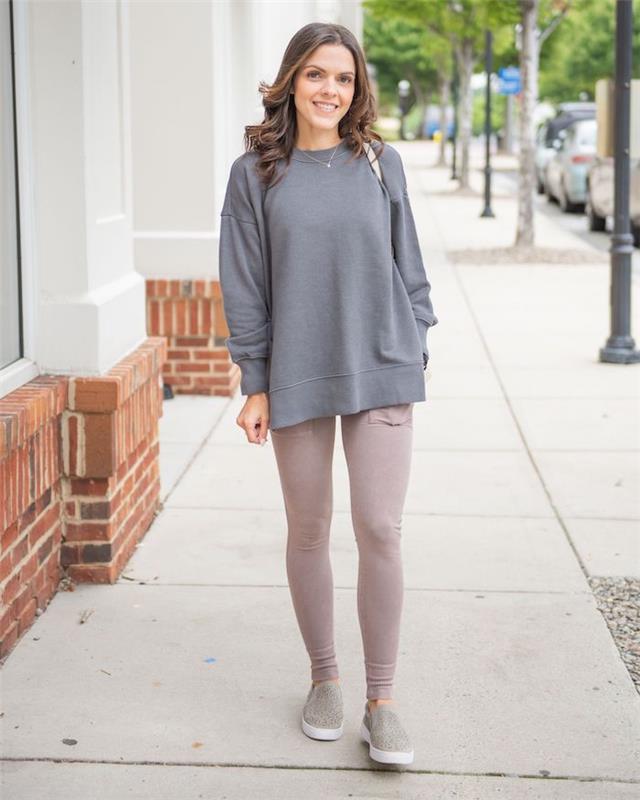 z joga hlačami in sivim pletenim puloverjem si oglejte žensko ulično obleko