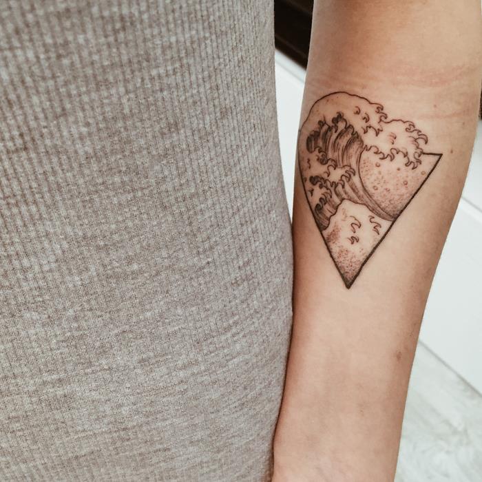 trikotni val, geometrijski vzorci tetovaže, deklica s sivim vrhom, belo ozadje