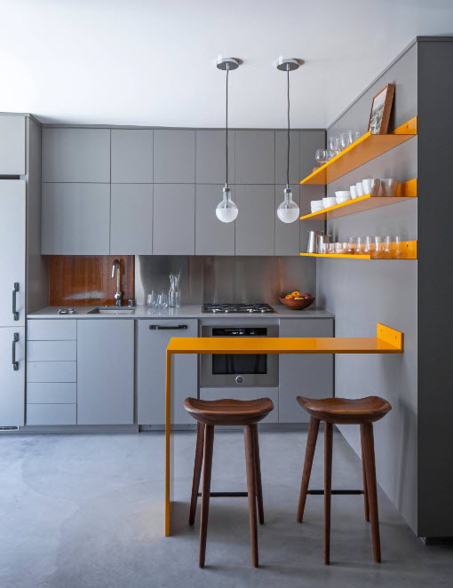 Cocina gris con acentos brillantes.