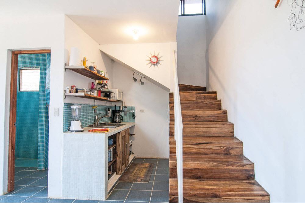 Área de cocina debajo de las escaleras.