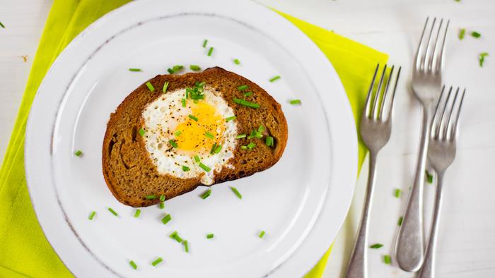 kiaušiniai skrebučiuose labai lengvų rytinių pusryčių idėja, lengvo vaiko patiekalo receptas