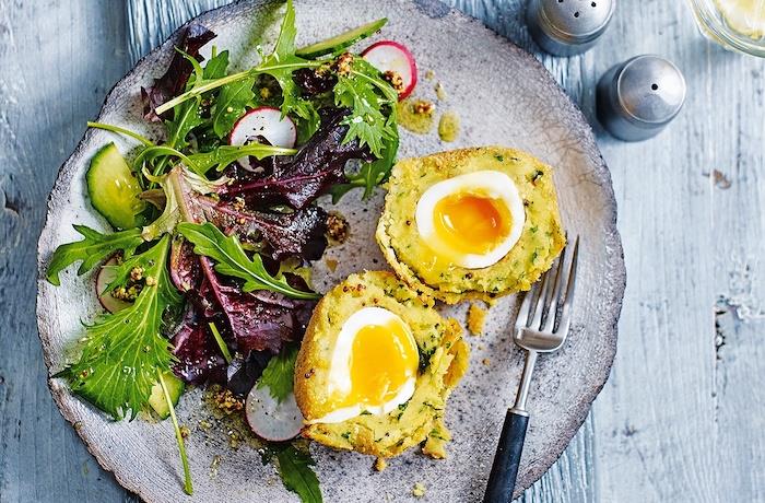 yeşil salata ile servis edilen patatese sarılı iskoç yumurtası, hızlı ve kolay akşam yemeği fikri