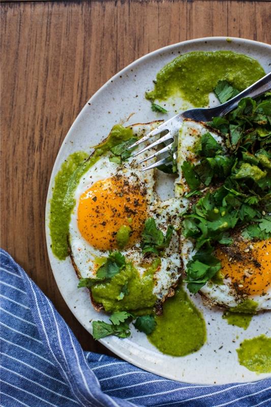 kepti kiaušiniai su šviežiomis žolelėmis ir naminis žalias pesto, greitai sugalvokite, ką valgyti šį vakarą