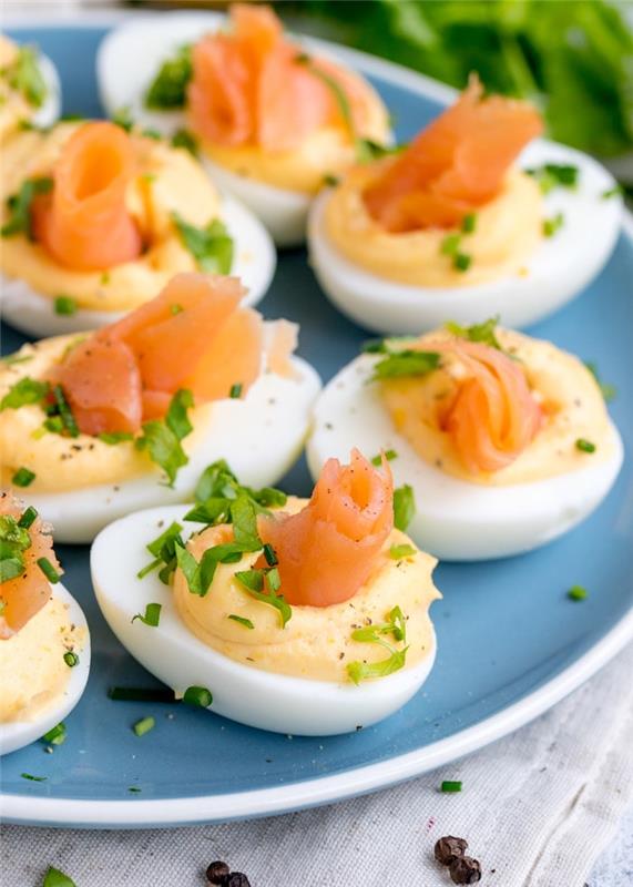 Kiaušiniai su lašiša ir šaltu padažu - originali patiekalo idėja, lengvo recepto idėja, paprastas ir rafinuotas užkandis, sveikas receptas