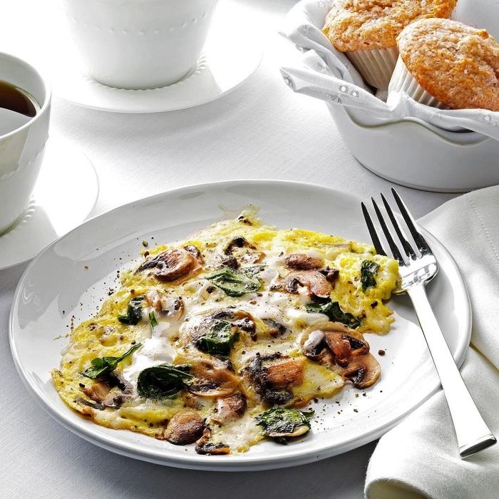 enostaven recept za omleto z gobami in špinačo, zamislite se, kaj boste nocoj hitro pojedli