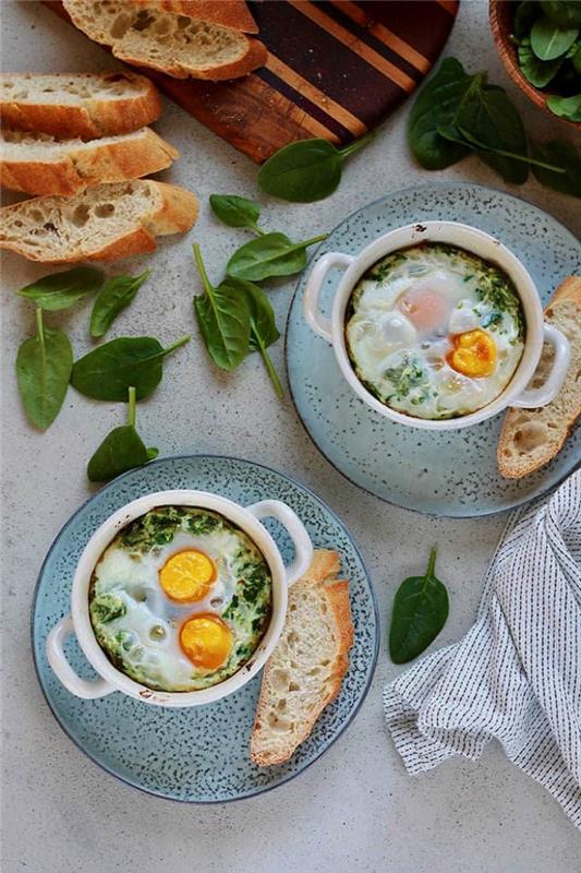 ıspanaklı güveçte tost eşliğinde ramekinlerde hazırlanmış yumurta, yumurtaya dayalı hızlı yemek fikri