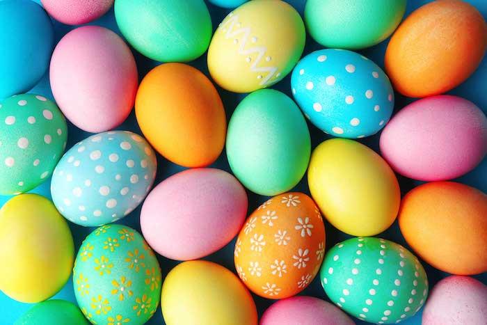 Daug spalvotų saldainių spalvų kiaušinių, linksmų Velykų vakarėlio, švęskite šventes, siųskite gražių vaizdų su laimingomis Velykomis