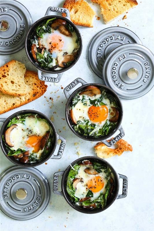 recept za jajčno pečenje z gobami in špinačo, pečena jajca v ramekinsu, recept na osnovi jajc