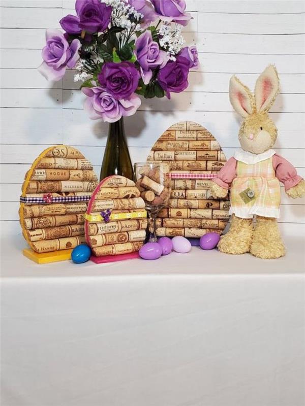 Ahşap bir tahta plastik yumurta mor çiçekler ve Paskalya tavşanı heykelcik üzerinde geri dönüştürülmüş mantarlarda Paskalya yumurtaları