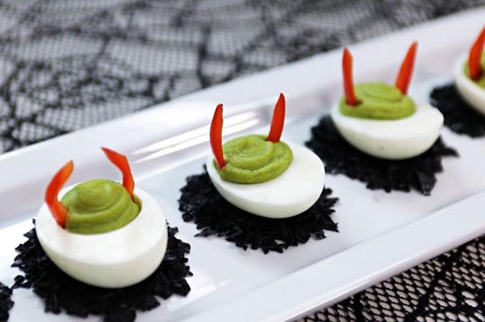 cadılar bayramı aperitifi için şeytan yumurtası tarifi, avokado ve wasabi ile mimoza yumurtaları, cadılar bayramı için ekspres mezelerde mimoza yumurtaları