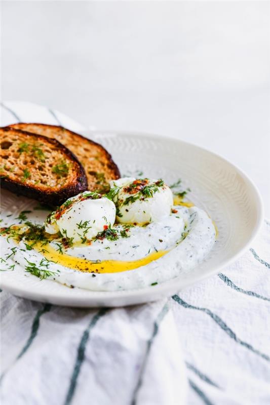 çıtır kızarmış ekmek ile servis edilen baharatlı Türk yoğurdu içinde haşlanmış yumurta