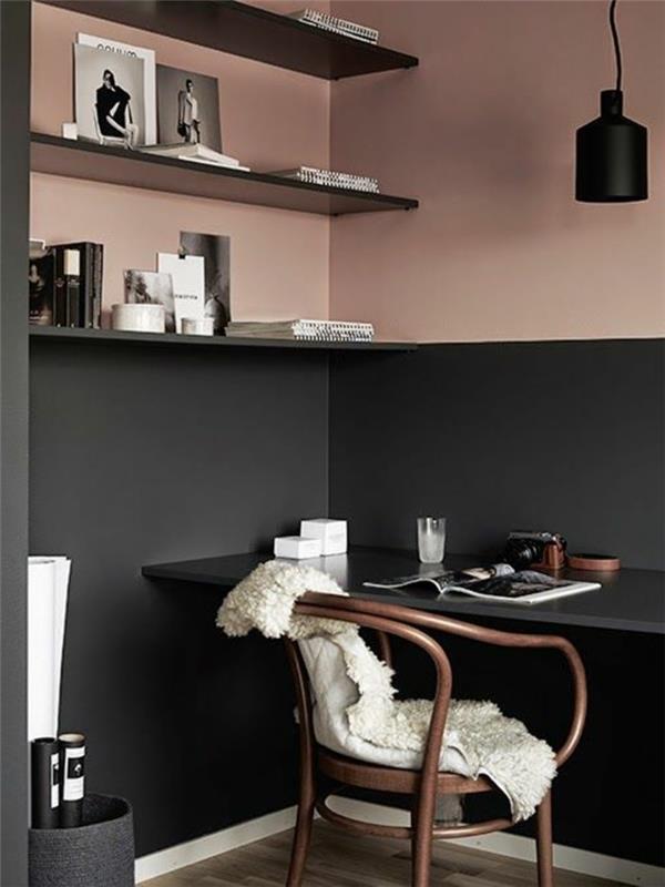 skaitymo kampelis ar biuras, rožinės peleninės rožinės spalvos, alavuotos pilkos sienos, tamsios lentynos ir stalas, svetainės dažų spalvos, ruda medinė senovinė kėdė