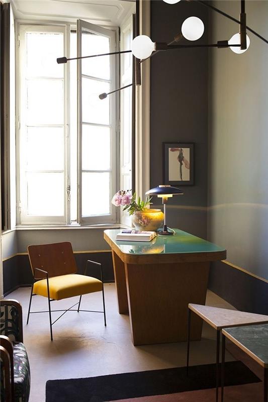 biuro erdvė-retro-prašmatnus-rašomasis stalas-musė-ikea-lova-lempa-geltona-kėdė