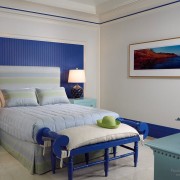 Camera da letto blu con accenti di altri colori