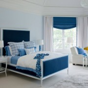 Luce naturale nella camera da letto blu