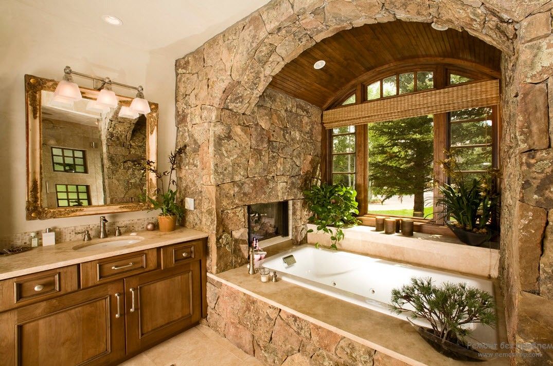 Banheiro chique em estilo country com acabamentos em pedra