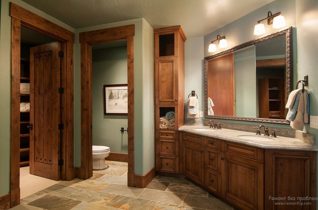 Banheiro rústico com móveis de madeira