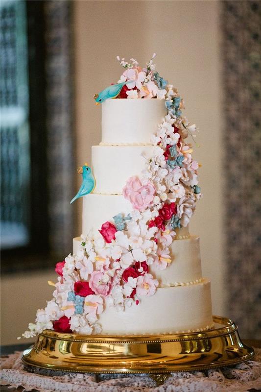 Pakopinis vestuvinis tortas, originali torto idėja su paukščių figūrėlėmis ir gėlių girlianda, vestuvių tortas