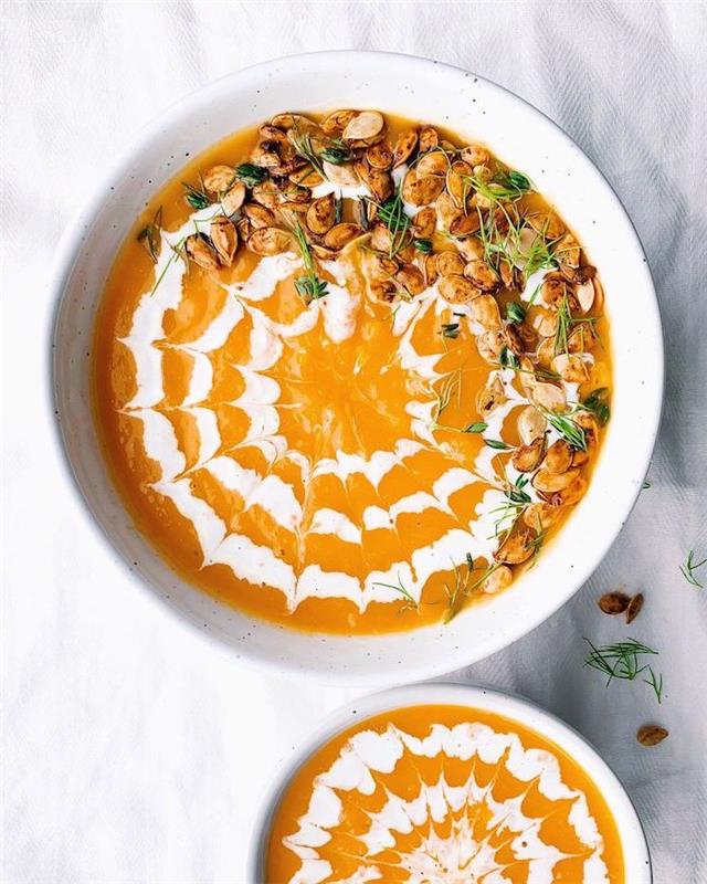 beyaz seramik kase çorba, süslemek için üstüne fındık, kremalı tortellini çorbası, beyaz masa örtüsü