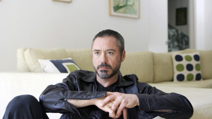 Robert Downey Jr.'ın siyah giyinmiş ve gri alanları olan çok kısa, cıvıl cıvıl bir saç kesimi giyen çağdaş fotoğrafı