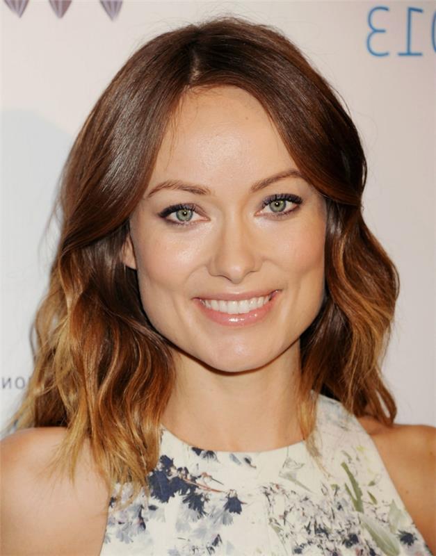 olivia wilde, ženska frizura, ombre učinek, srednje dolga pričeska z lahkimi kodri, preobrazba pričeske