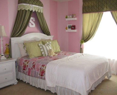 Camera da letto nei colori oliva e rosa